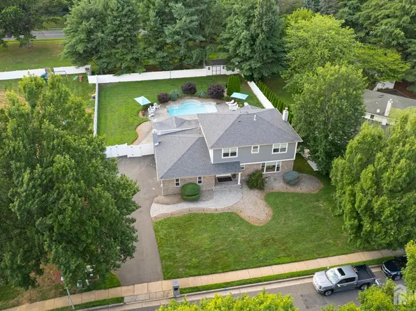 2 Alison Ct, Marlboro, NJ 07746