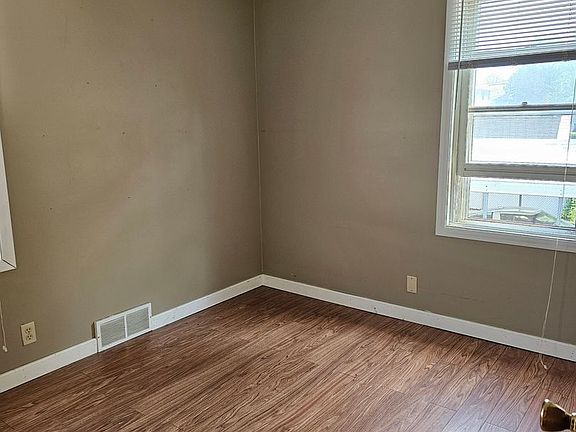 3rd image of 221 Witter St