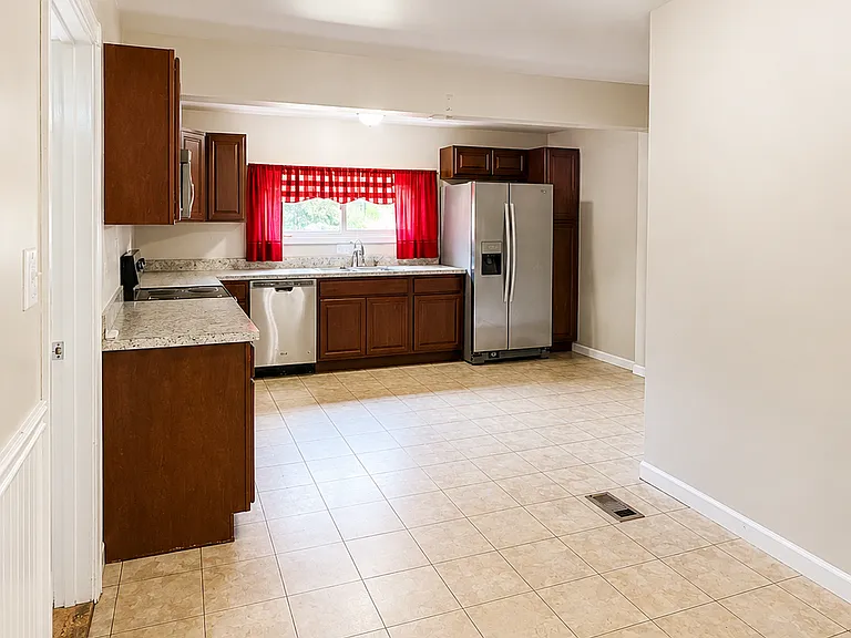 6125 Everall Ave — Photo 3