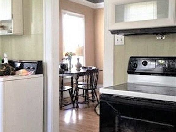 3rd image of 611 Pardee St