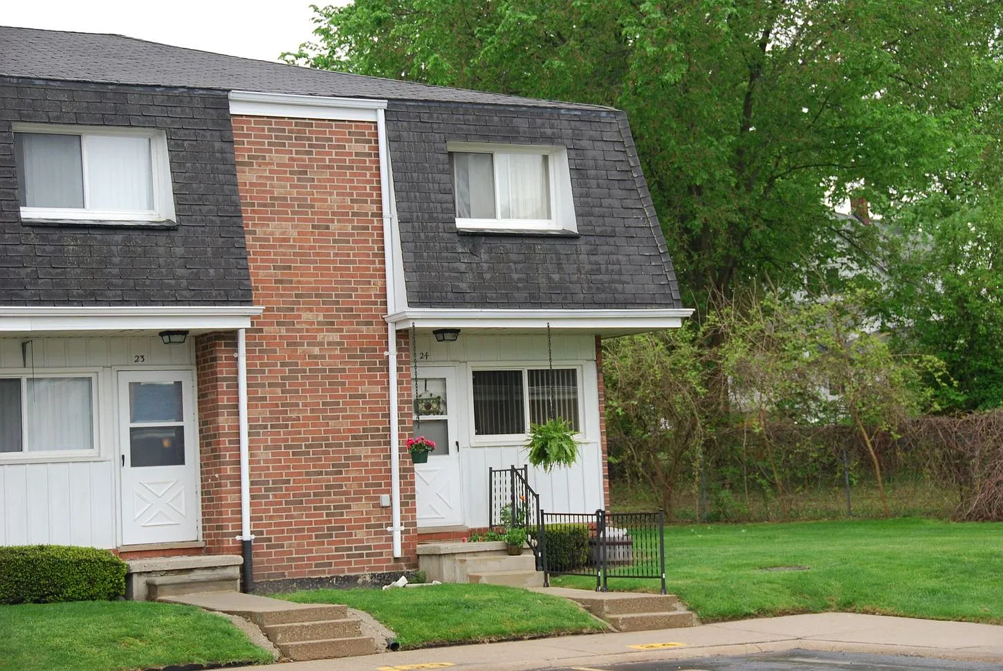 Riverside Manor Townhouses — Photo 3