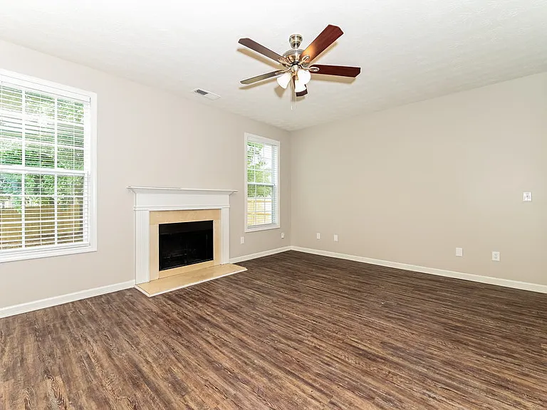 215 Greenland Dr — Photo 4