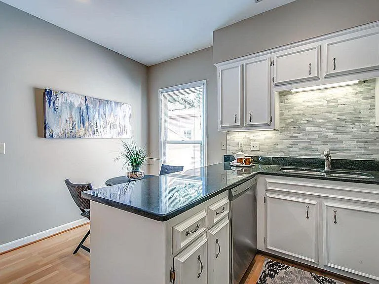 3051 Woodlawn Dr — Photo 12