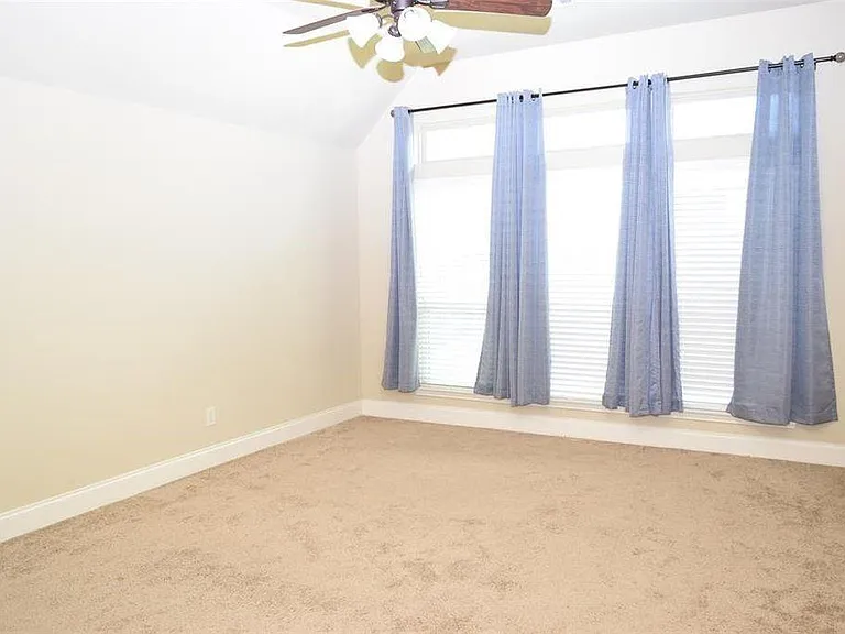 2911 Naples Park Ln — Photo 15