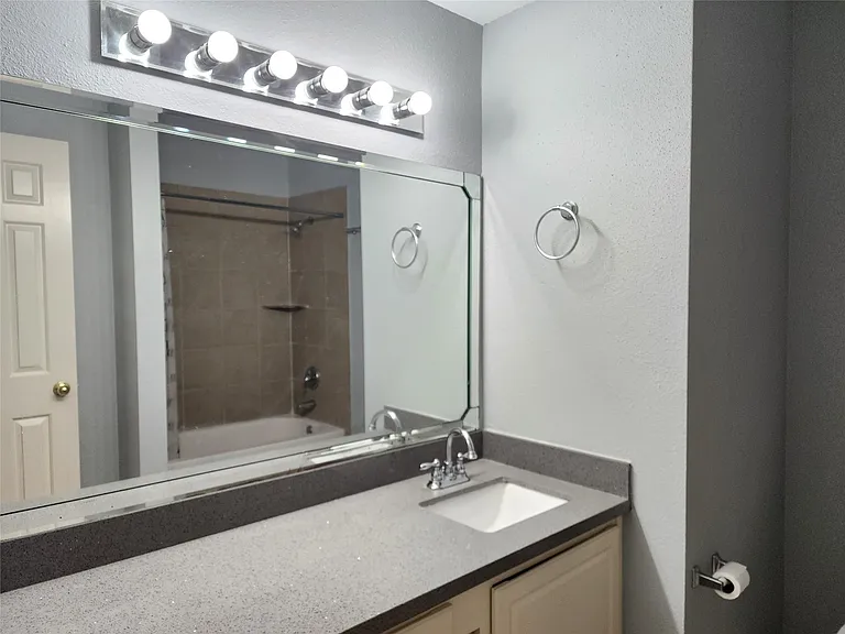 2255 Braeswood Park Dr #272 — Photo 13