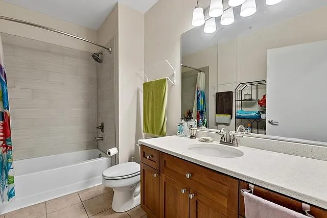 1224 Chicago Ave #204 — Photo 6