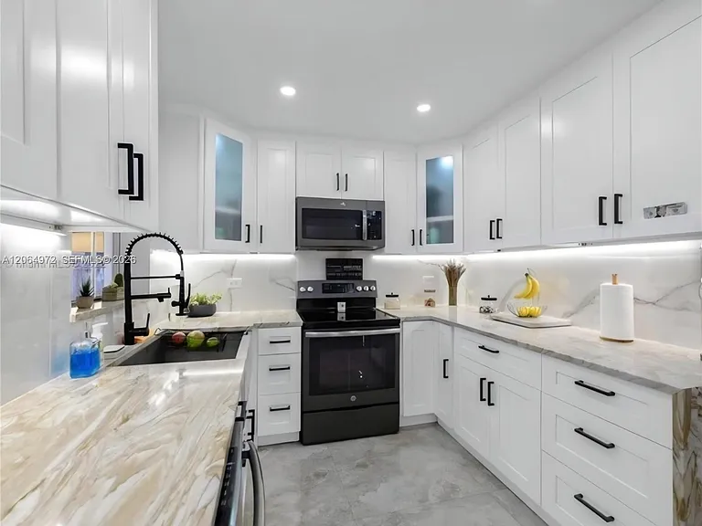 1843 N 27th Ct — Photo 3