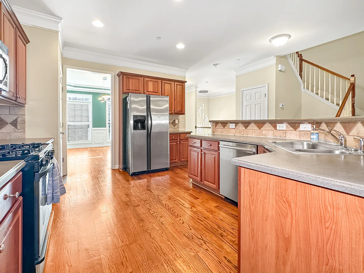 4 bed, 3.5 bath, 3168 sqft, $3,250 — Photo 4