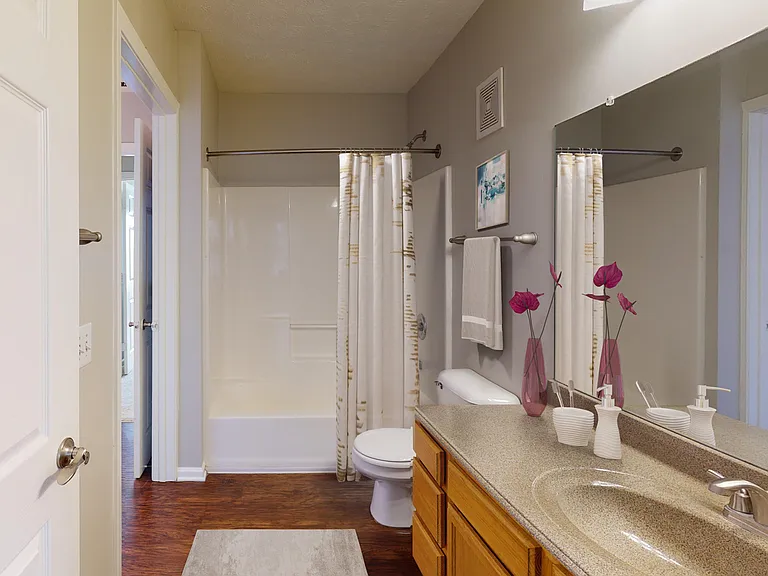 Full Bathroom with Tub