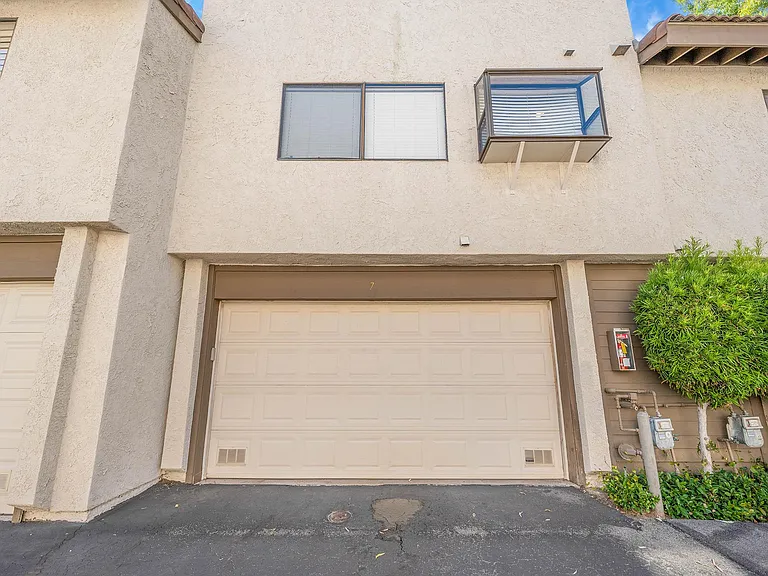 5800 Owensmouth Ave #7 — Photo 29