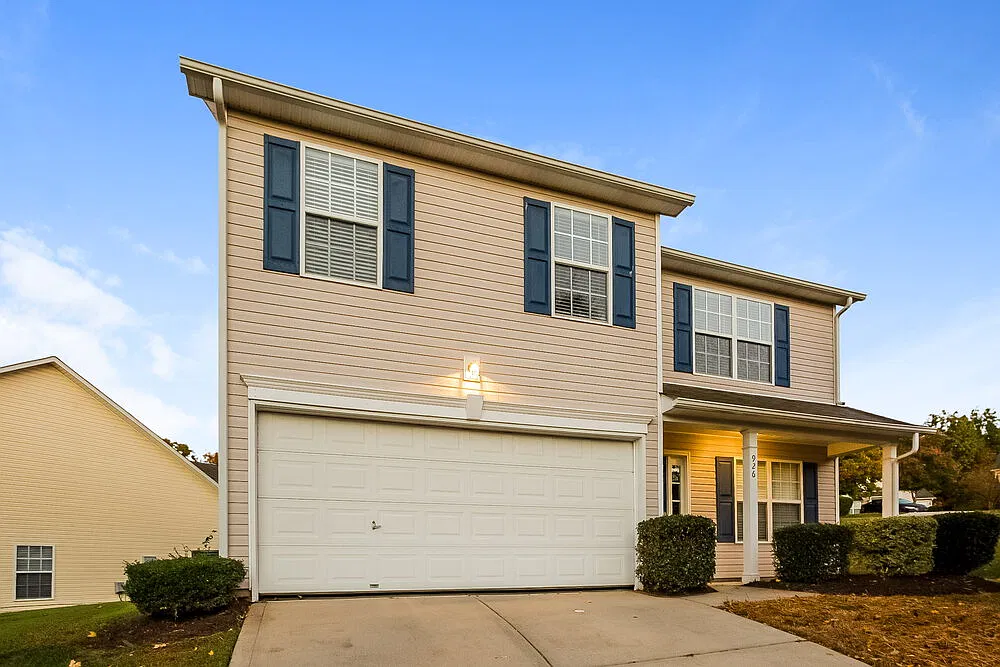 3 bed, 2.5 bath, 1979 sqft, $1,900 — Photo 1