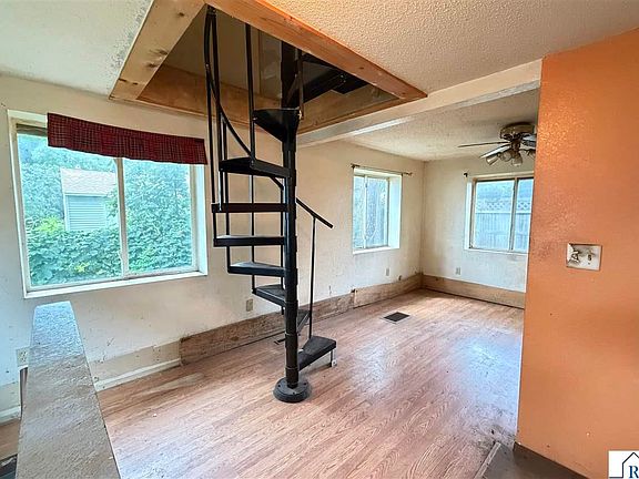 3rd image of 618 W 3rd St