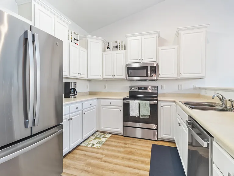5006 Carleton Dr — Photo 11