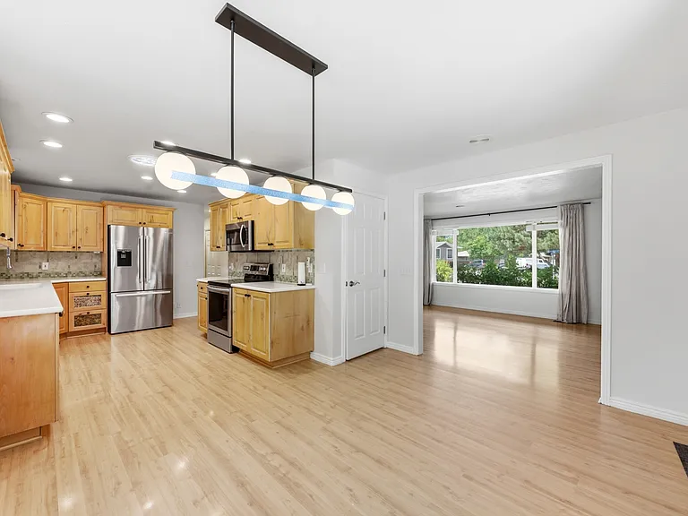 2480 Eastbourne Dr — Photo 10