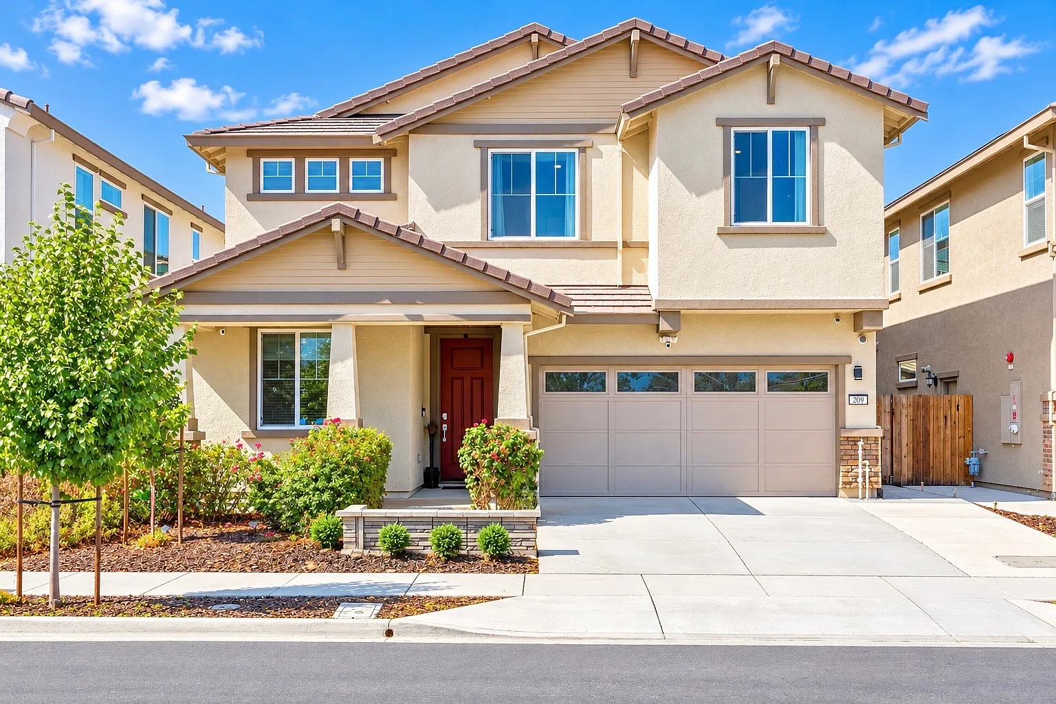 4 bed, 2.5 bath, 2713 sqft, $4,400 — Photo 1