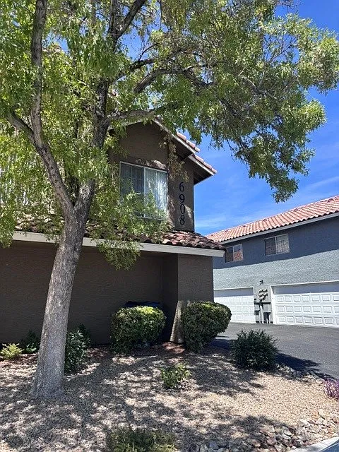 10 bed, 1.5 bath, 980 sqft, $1,634 — Photo 2