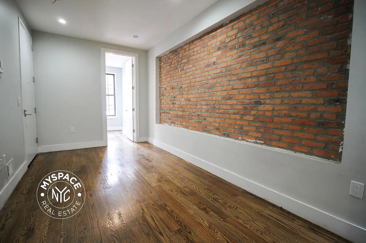 1719 Gates Avenue — Photo 3