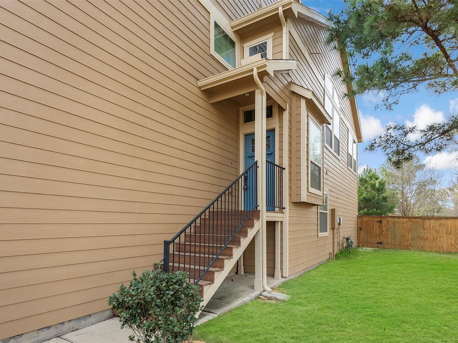 3 bed, 2.5 bath, 2034 sqft, $2,350 — Photo 3