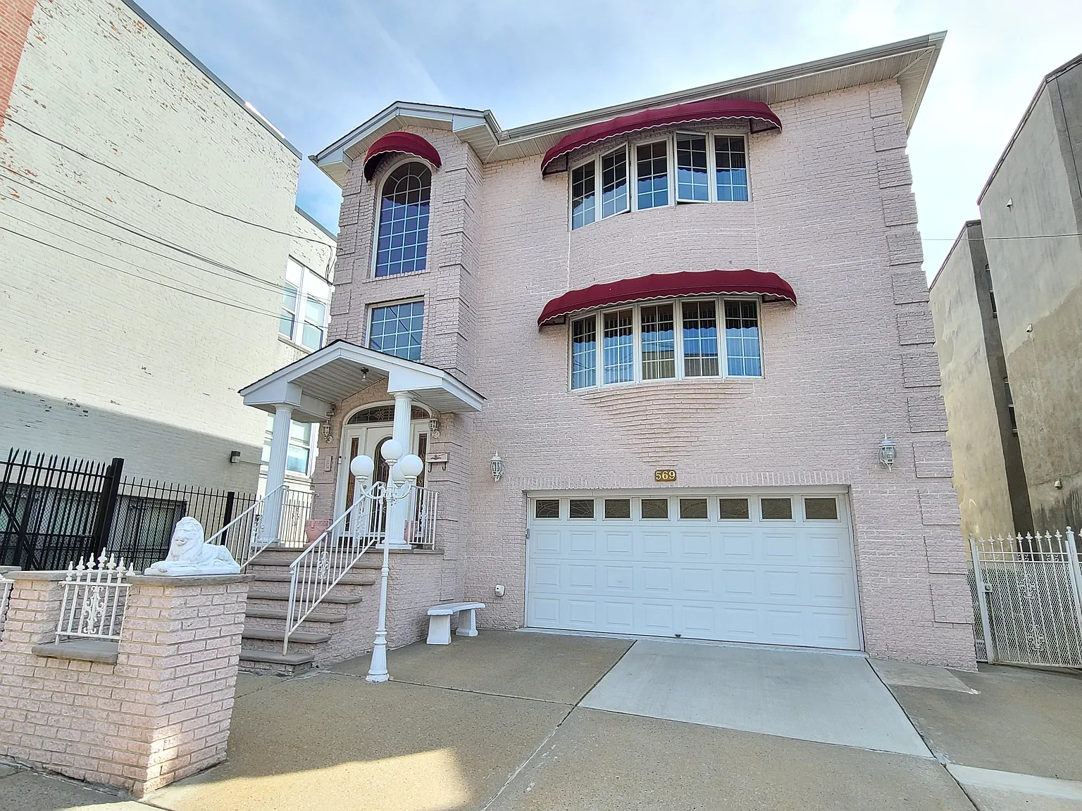 2 bed, 900 sqft, $1,350 — Photo 1