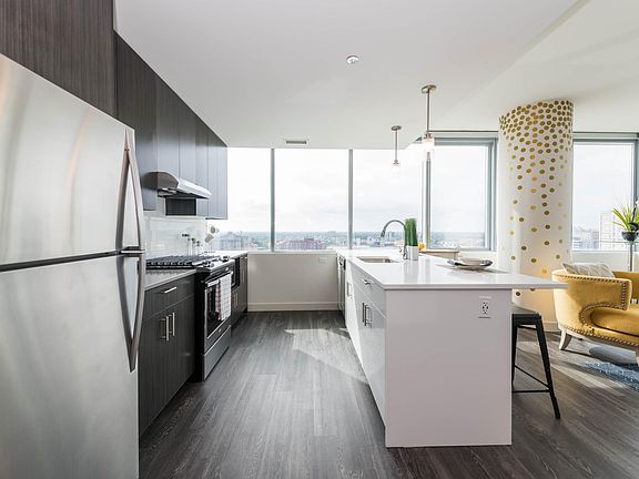 2nd image of 811 W Montrose Ave #601