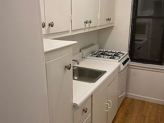 3rd image of 208 E 70th St #4D