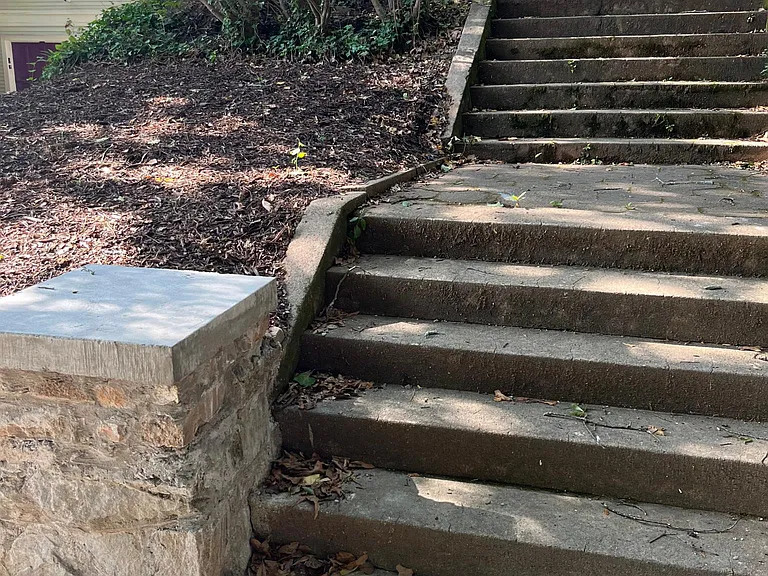 Stairs to mailbox