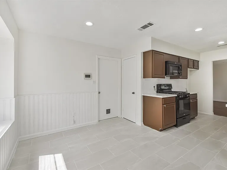 9719 Halkirk St — Photo 15