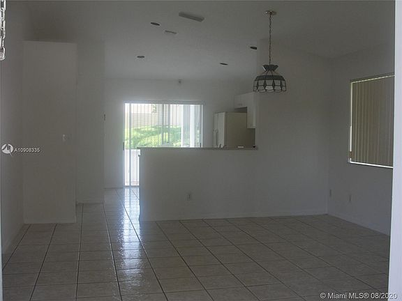 3rd image of 825 Nw 208th Cir #825
