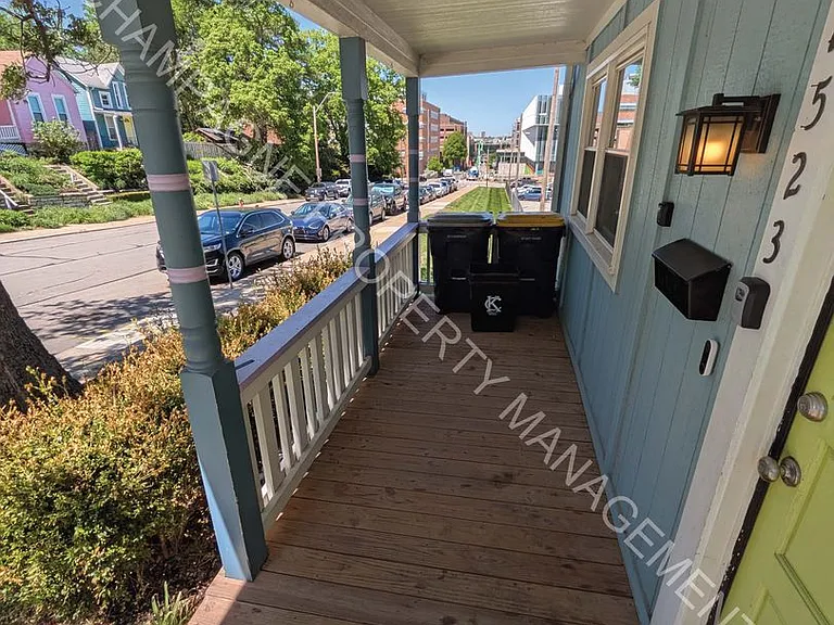 2523 Charlotte St — Photo 2