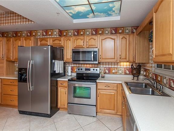 Upgraded Kitchen w/Stainless Steel Appliances