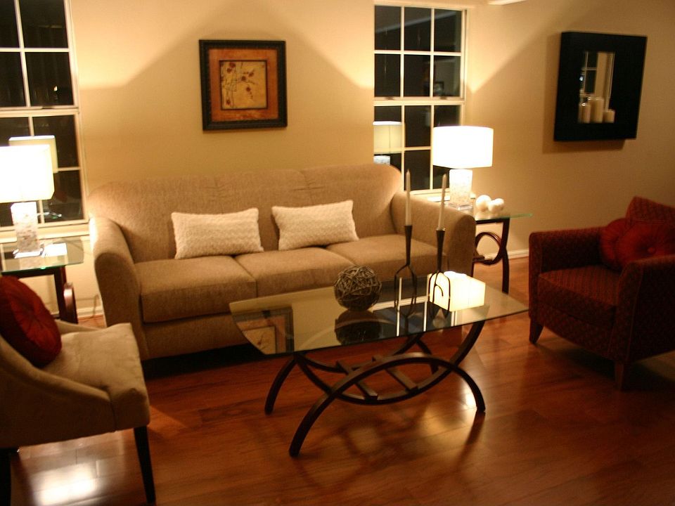 Lovely Upstairs Greatroom 9 windows!!!