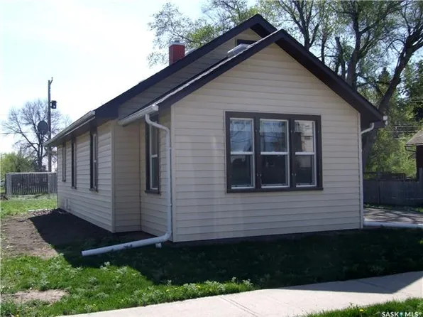 115 1st STREET E, Leader, SK S0N 1H0