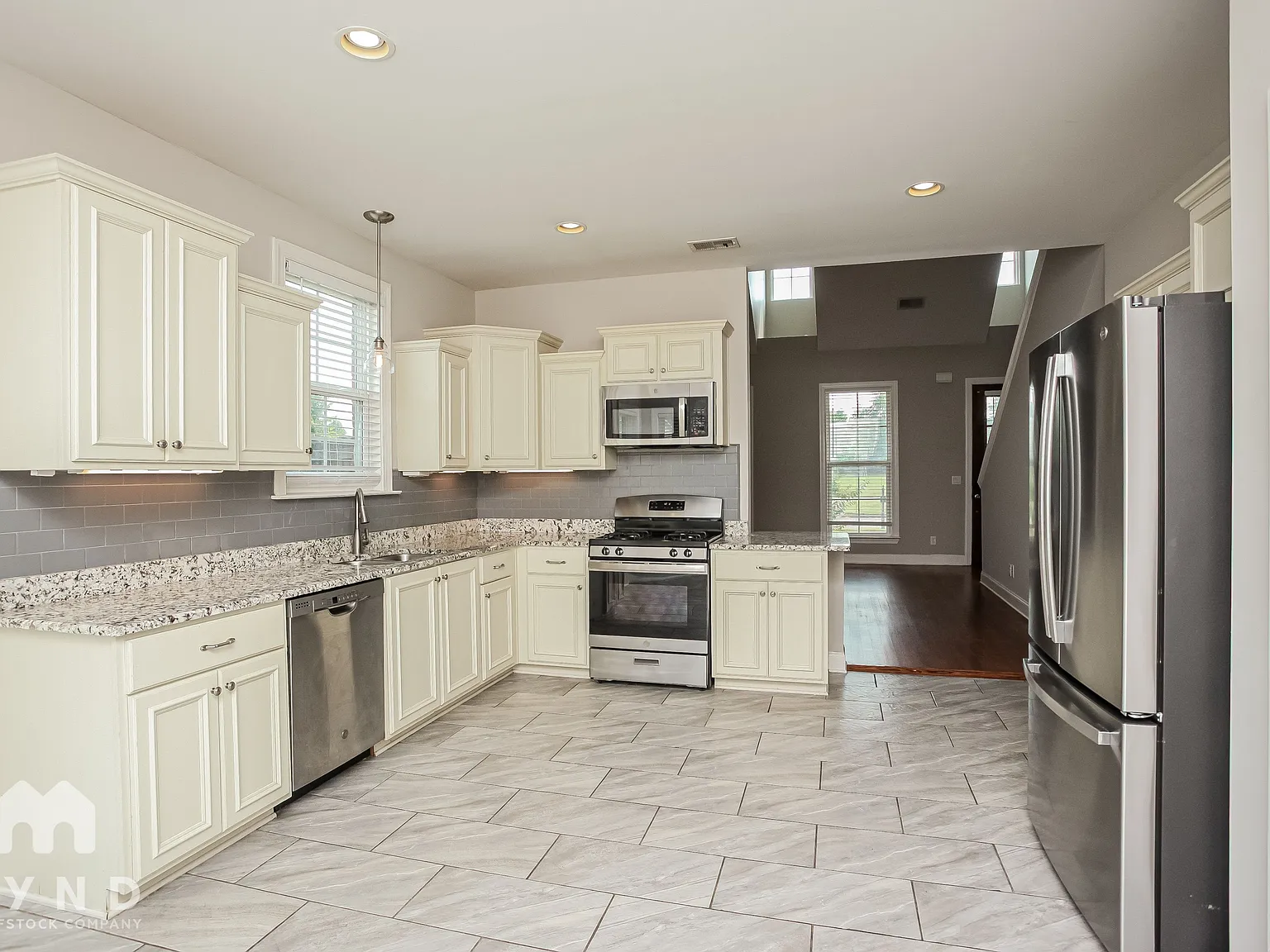 4 bed, 2.5 bath, 1900 sqft, $2,195 — Photo 2