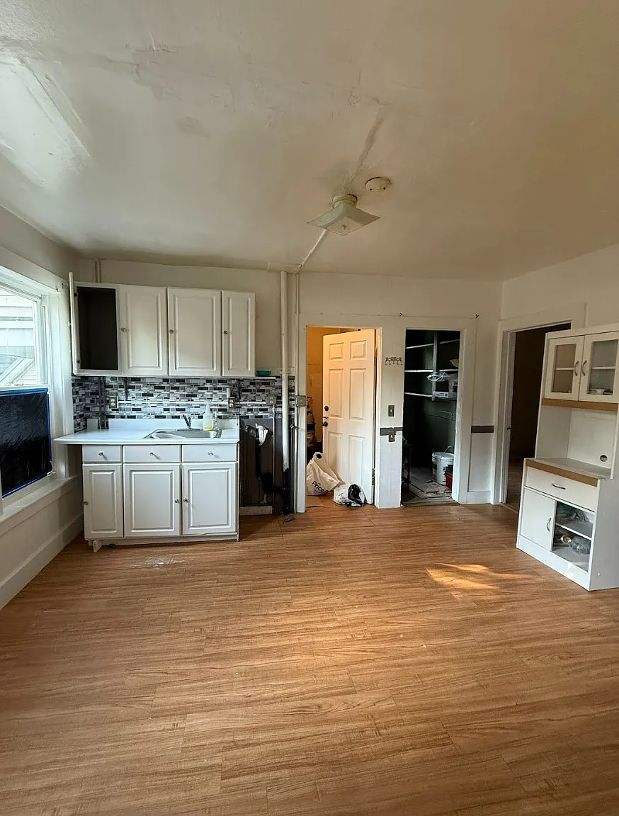 3 bed, 1000 sqft, $1,800 — Photo 1