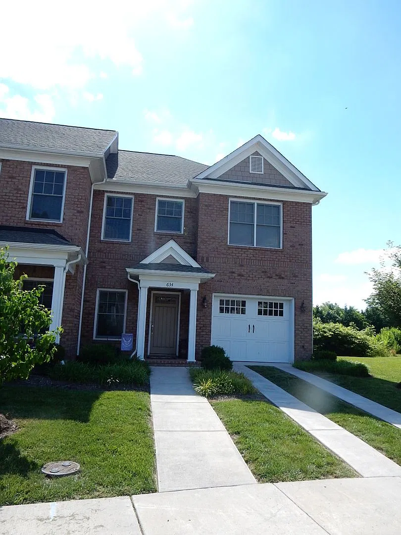 Like New Townhome in Old SW! Close to Carilion, Greenway & DT Roanoke! — Photo 1