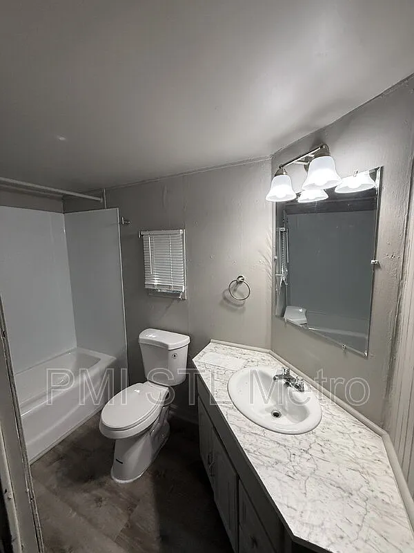 2 bed, 1.0 bath, $995 — Photo 2