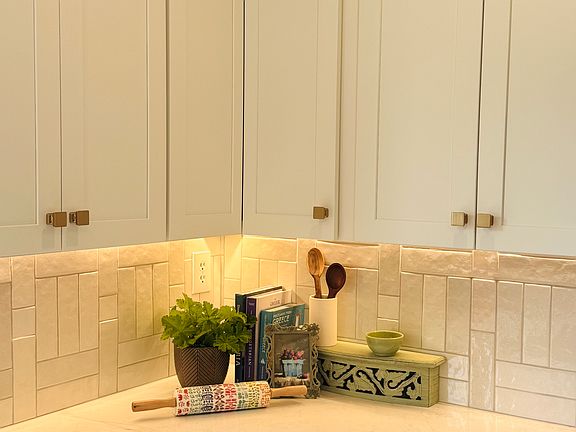 Under-cabinet kitchen lighting