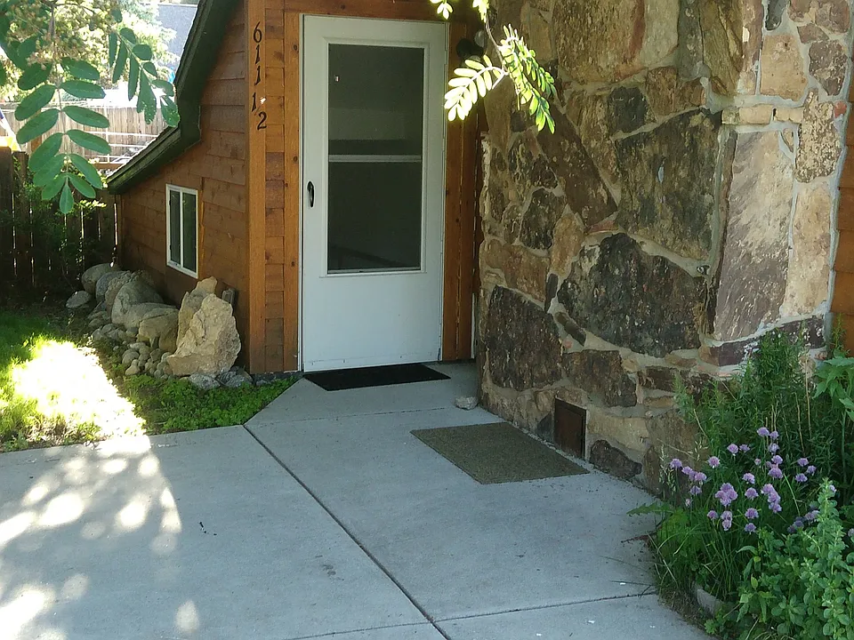 611 Grant Ave S #1/2