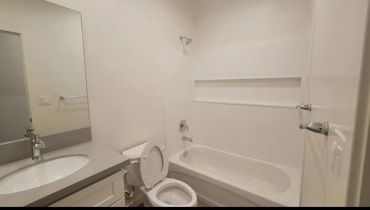 3 bed, $2,300 — Photo 4