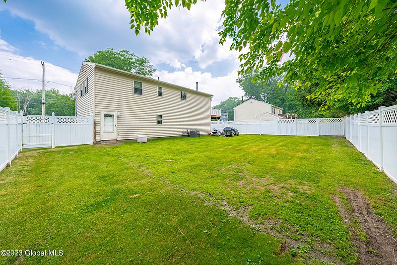 5th image of 141 Nutwood Avenue