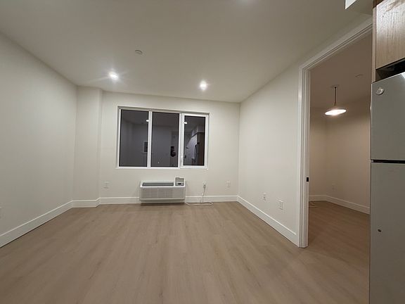 4th image of 104 E 53rd St #5B