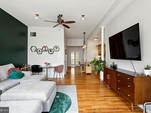5th image of 637 Bainbridge St #1