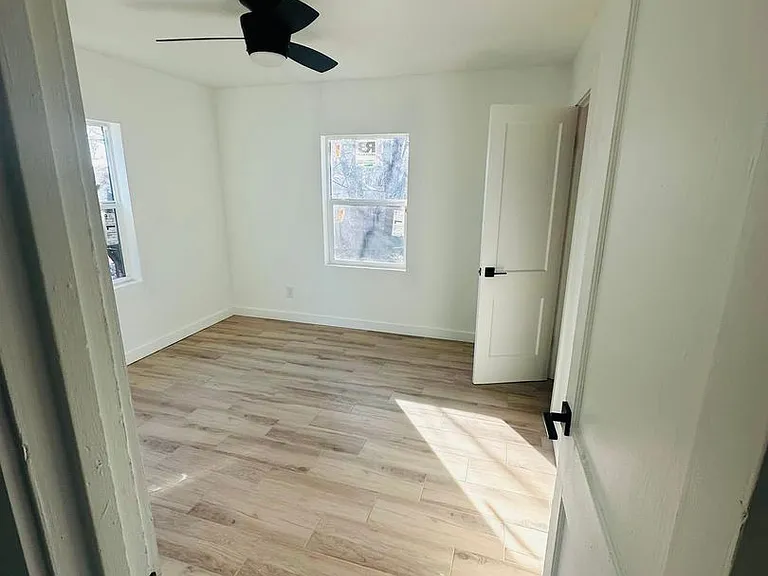 820 Iowa St — Photo 5