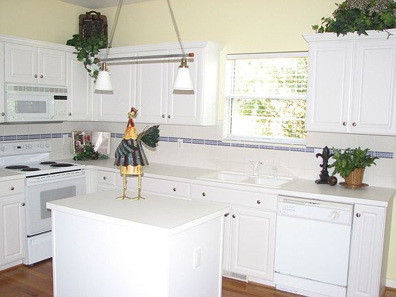 Spacious Kitchen w/ Hardwood Floors, Pantry, Upgraded Sliding Drawers Cabinets