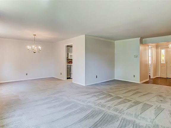 5th image of 960 Pinecreek Dr