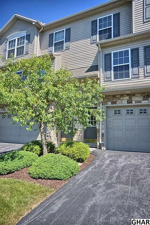 4 bed, 2.5 bath, 2112 sqft, $2,295 — Photo 1