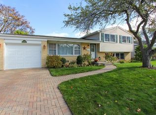 1418 W Concord Dr, Arlington Heights, IL 60004