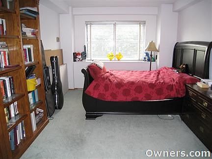 Bedroom: 17' x 11'