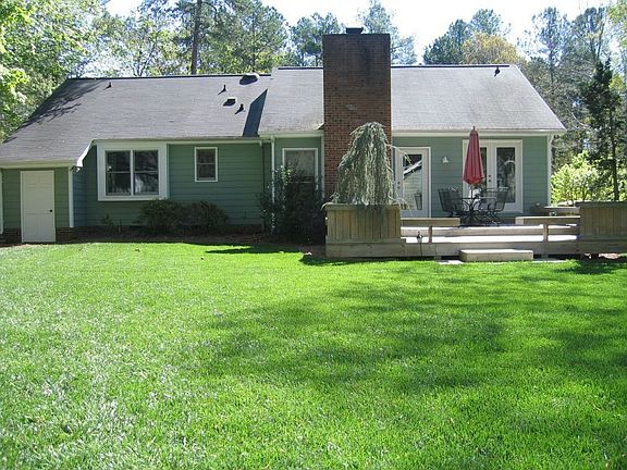 Enjoyable backyard & deck