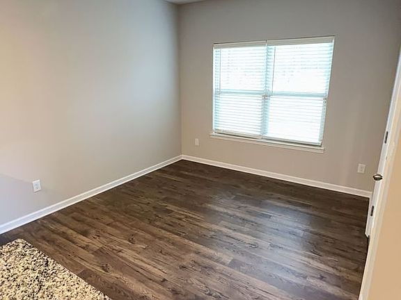 4th image of 380 Lilly Dr